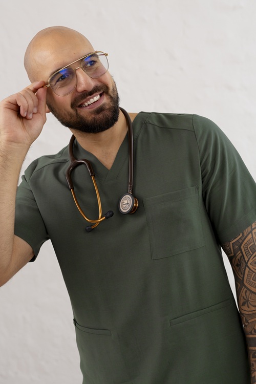 Bluzka medyczna VERO – kolekcja VERO-MEN w kolorze szałwiowej zieleni. Naturalny odcień dla lekarzy i terapeutów.