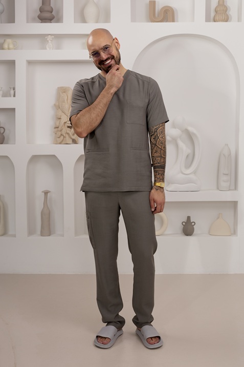 Bluzka medyczna VERO – kolekcja VERO-MEN w kolorze ziemistej szarości. Profesjonalna odzież dla lekarzy, weterynarzy i kosmetologów